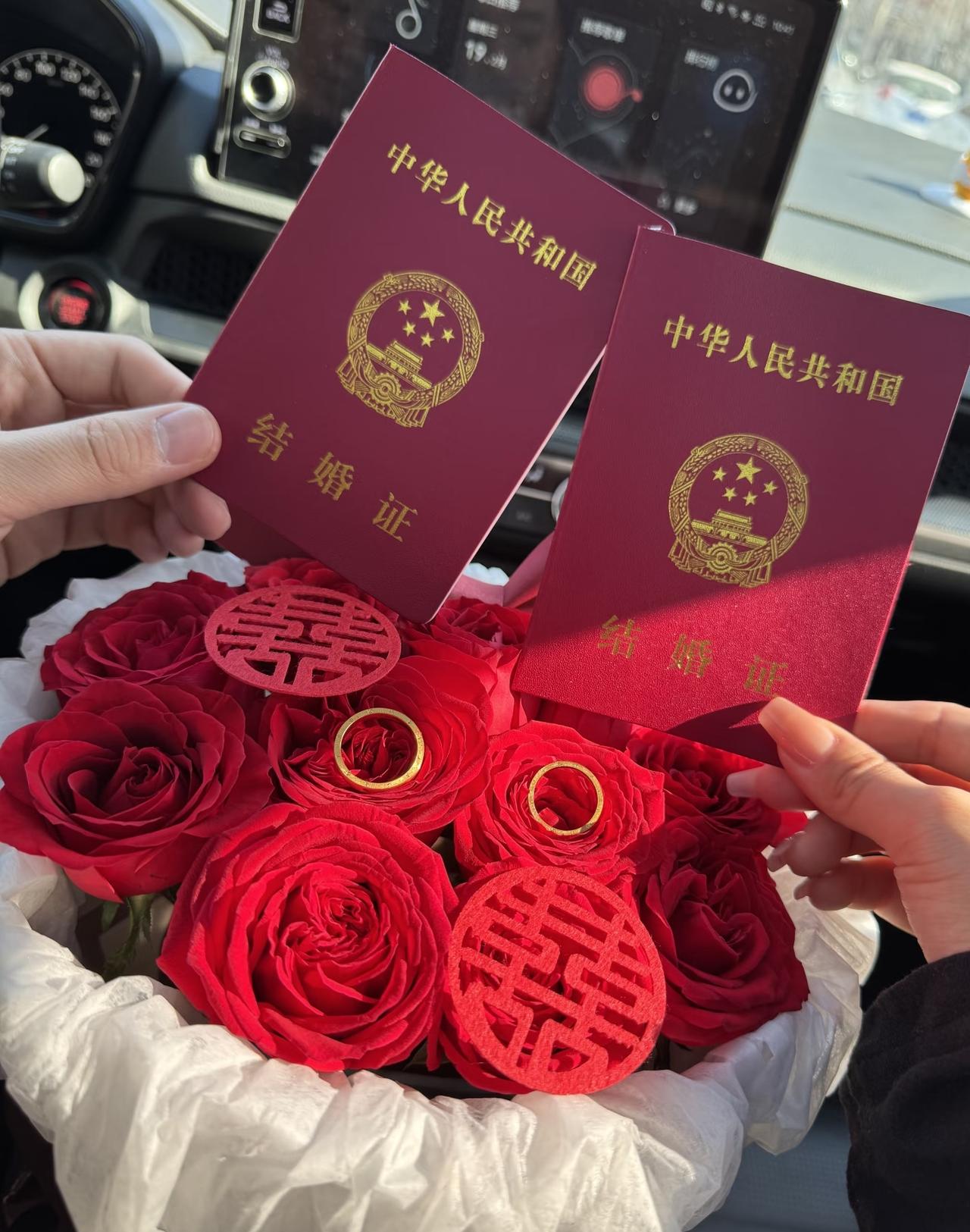 昨天去参加朋友儿子的婚礼，属实刷新我的认知，与其说是办婚宴，倒像简单凑桌聚餐。