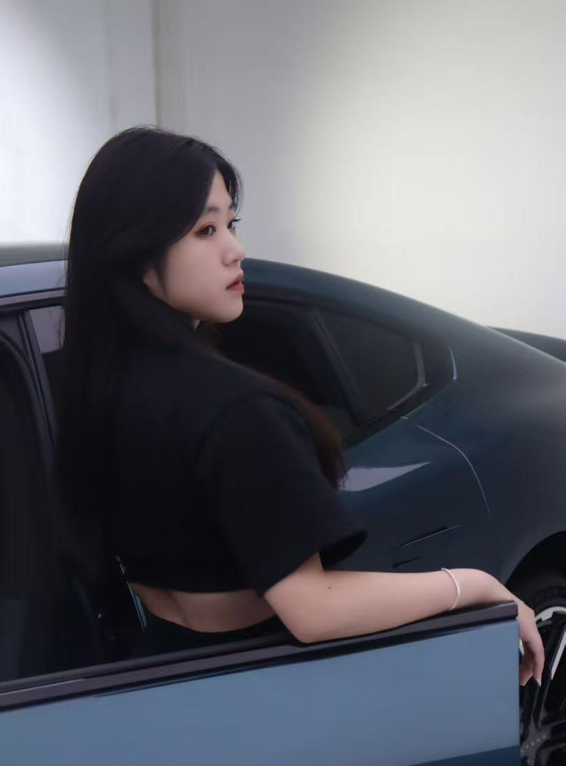美女同事去体验全新小鹏P7了真美啊（人美车也美）来重点说说车：“低趴宽