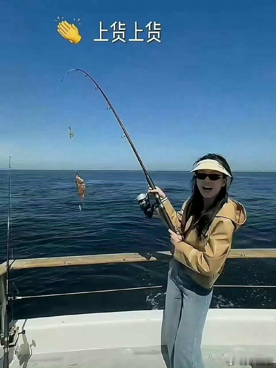 乔欣跟老公在美国度假，33岁赖柏霖少见露面，他俩出海钓鱼，兴奋大喊！老幸福了！