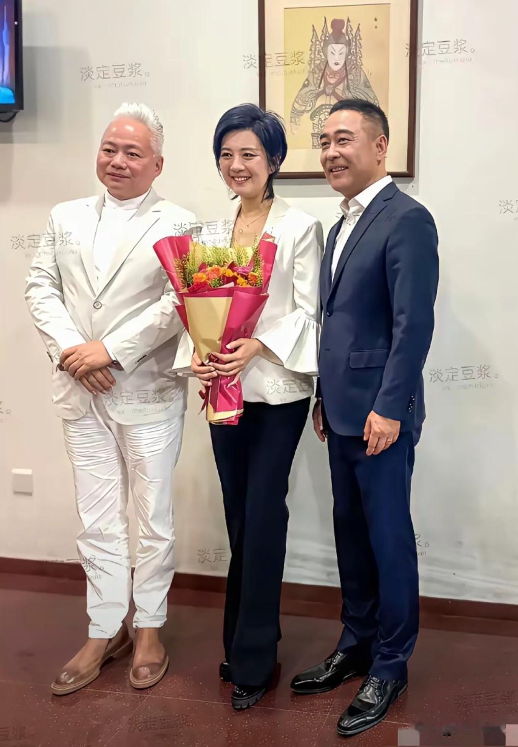 知道中间抱花的美女是谁吗？他当年可红得无法形容了，25岁就登上央视春晚，与倪萍、