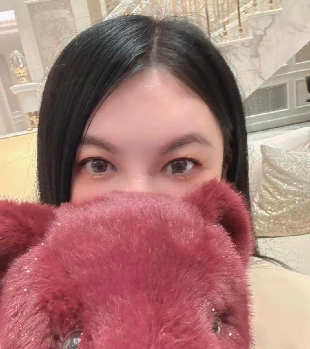 李湘回长沙娘家，随手晒了几张家里照片，网友全盯着她身后那个楼梯看傻眼…