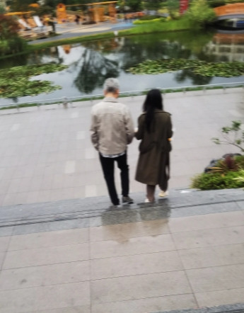 有个亲戚进城打工，因为没有技术，一直找不到合适的工作。经人指点，他和妻子干起了投