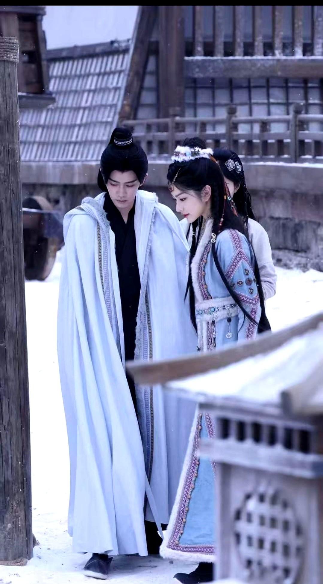 “任嘉伦新剧我直接看yue了！”老粉一句哀嚎，评论区秒变大型弃剧现场。以前他搭谁