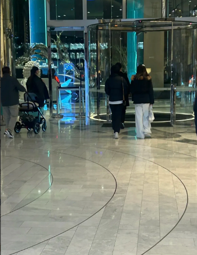 小S一家去悉尼了！有网友偶遇到了他们一家人正在办理入住！Lily又瘦又美，超有气