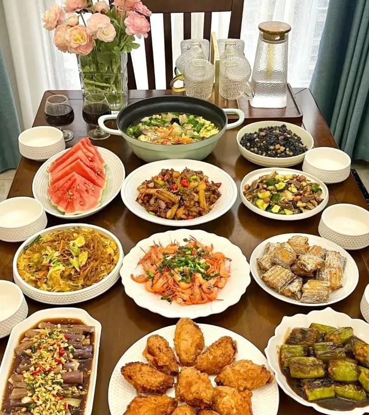 我和几个同事一起到另外一个女同事家吃饭。我这个同事做饭没有他老公做饭好吃，于是就