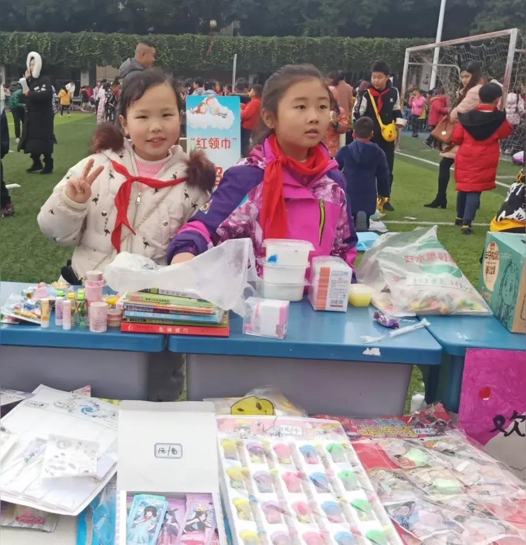 “爸，给你买了瓶好酒，别客气。”四川眉山一位爸爸刚下班，就被7岁女儿塞了个沉甸甸