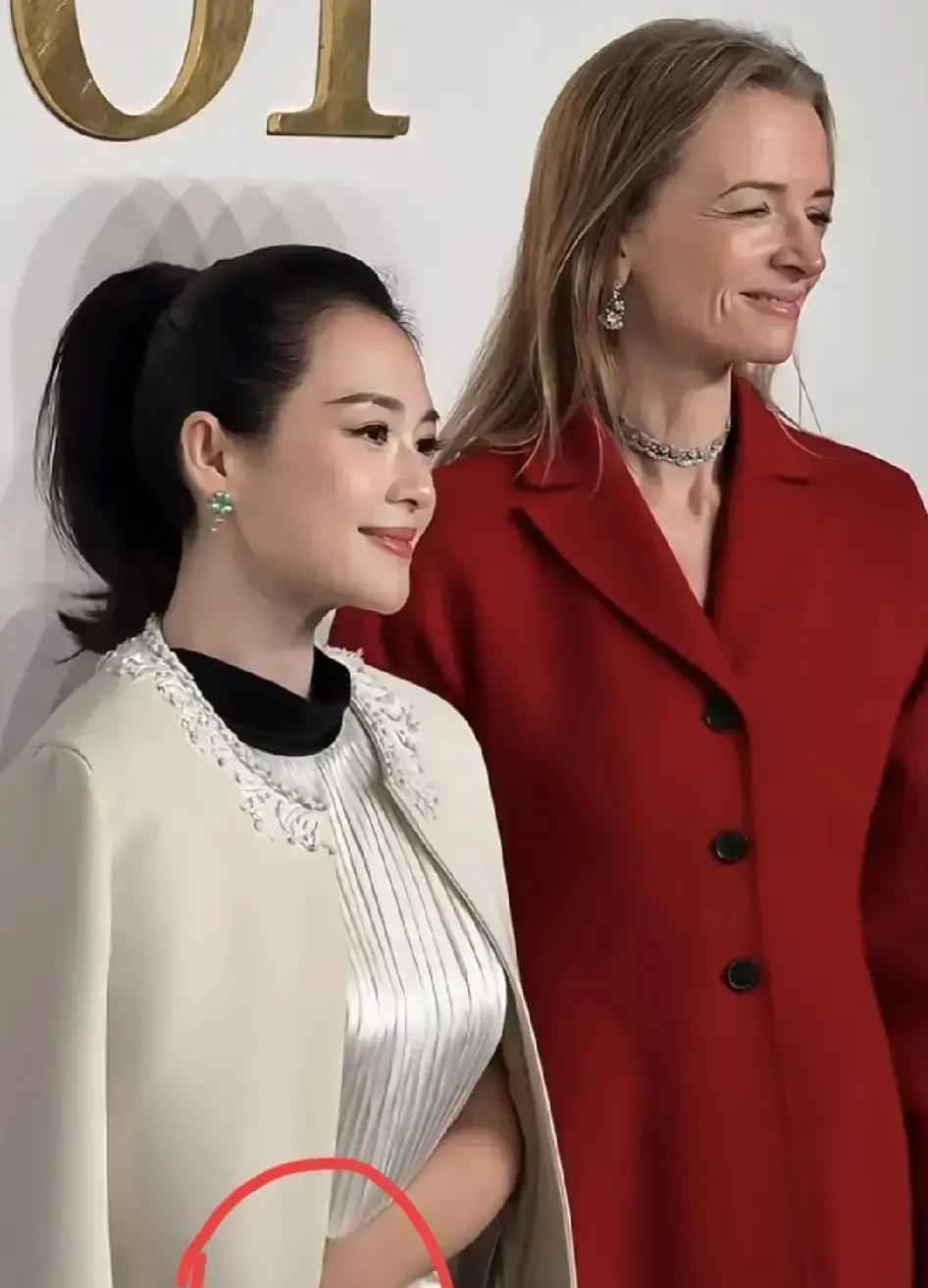 别再问女明星为什么没有“松弛感”了。4K高清镜头怼到脸上，每秒传输百万像素。