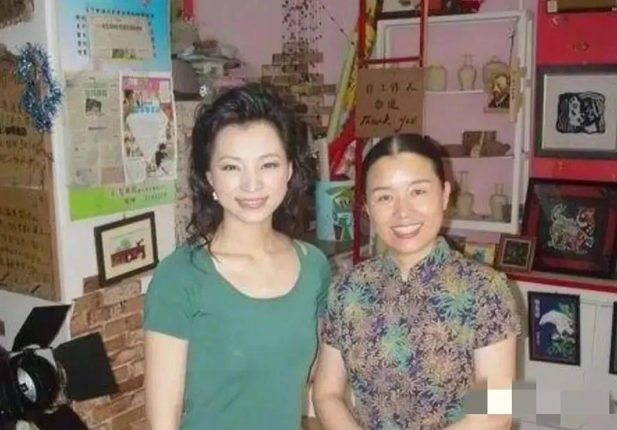 2013年，40岁的董卿执意嫁给35岁的百亿富豪密春雷，董妈妈苦苦劝阻：“闺女啊