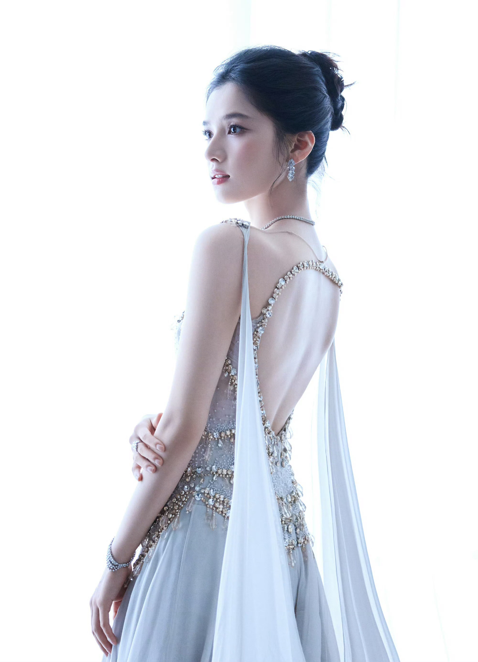 张婧仪身着GeorgesHobeika2025秋冬高定亮相