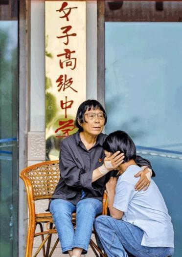 2009年，一位领导到华坪女高视察，发现学生们只能靠青菜果腹，课桌破旧到需要砖头