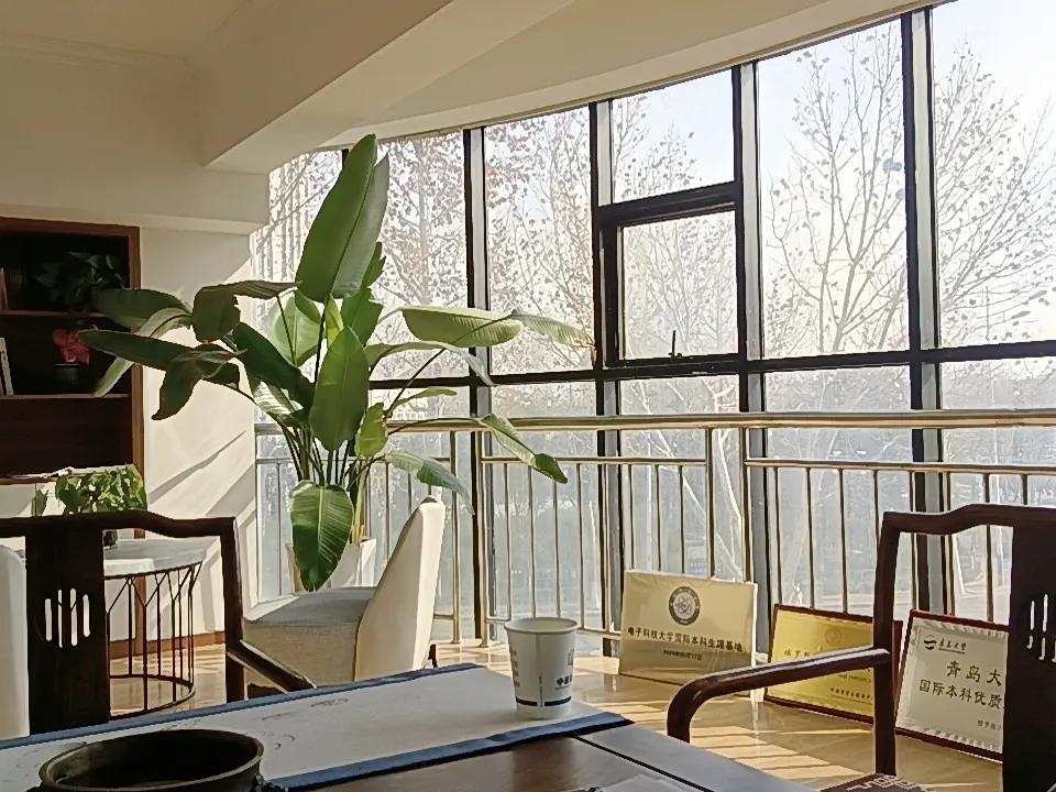 外面冷，办公室里还有点热，这算是冰火两重天了吧？哈哈。又是忙碌的一天——卜之丁工