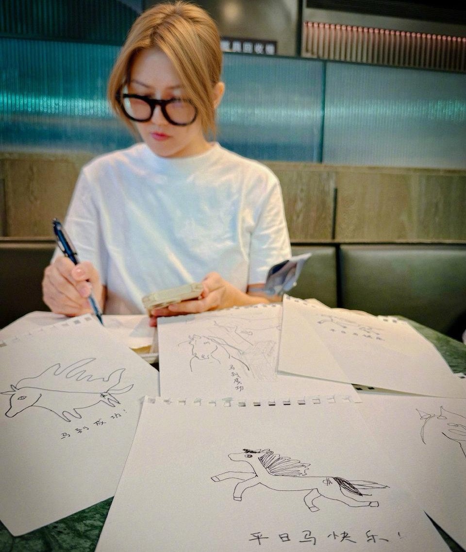 原来孙燕姿画画是看着手机的啊，果然不是每个人都能是原创画家！