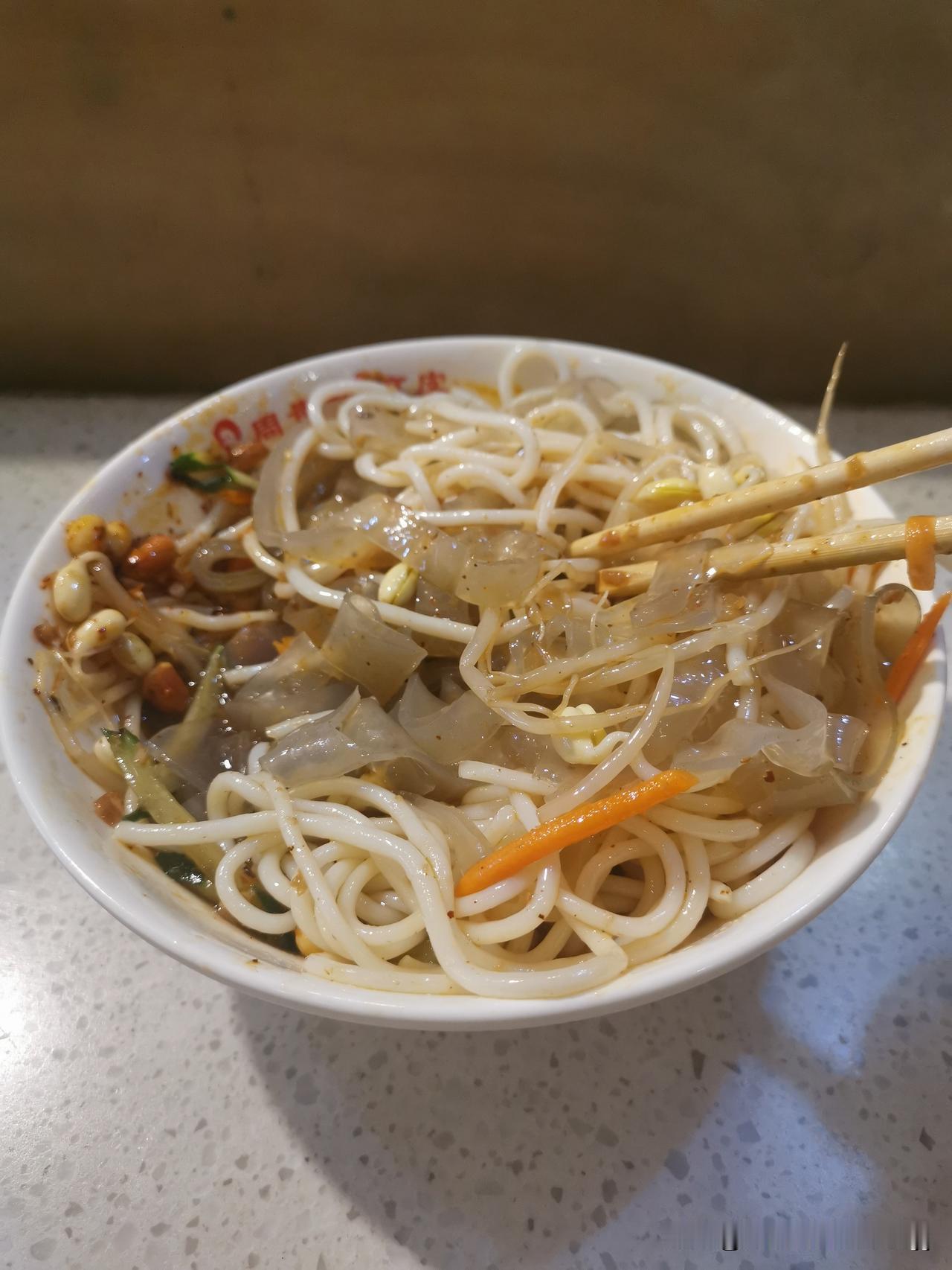来合肥，怎么能不吃，贵妃凉皮呢，回忆起来那种弹性，还有米线的爽滑，辣椒随你口味添