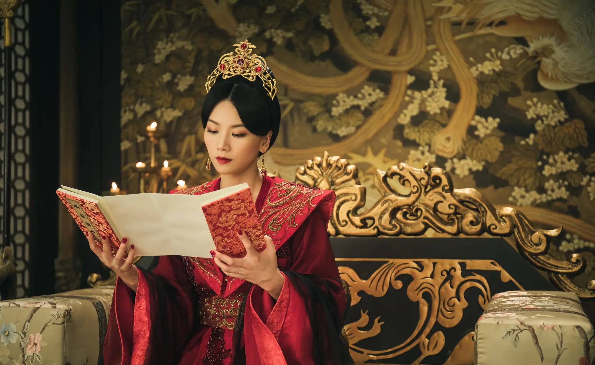公元528年，胡太后将毒酒强灌十九岁的儿子元诩，冷笑道：“你不仁，我不义，亲生的