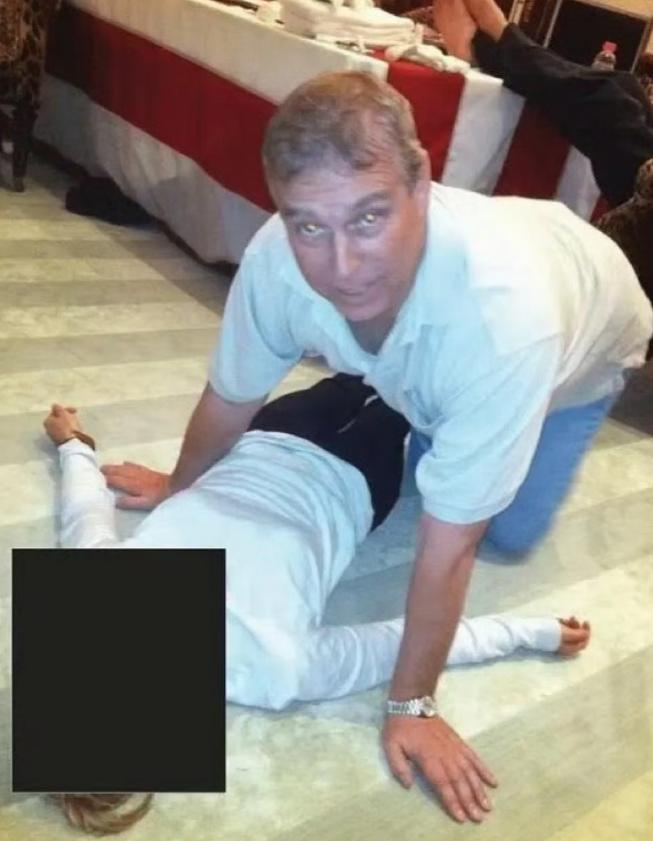 安德鲁被剥夺爵位贬为平民，罪有应得！其实是应该坐牢的！最新解密的文件里，安德鲁又