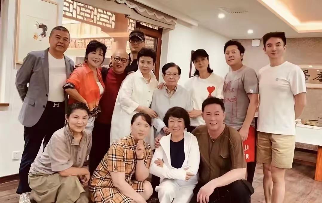 “谷家班”成员去探望谷建芬！一年一度的师徒相聚日，毛阿敏、蔡国庆、解晓东、董文