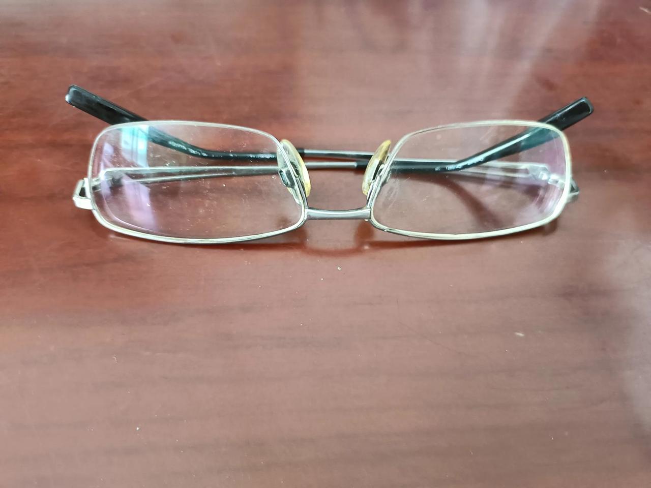 小的时候不注意保护视力，即使长辈们怎么劝，怎么管还是一意孤行的长时间看电视，在视