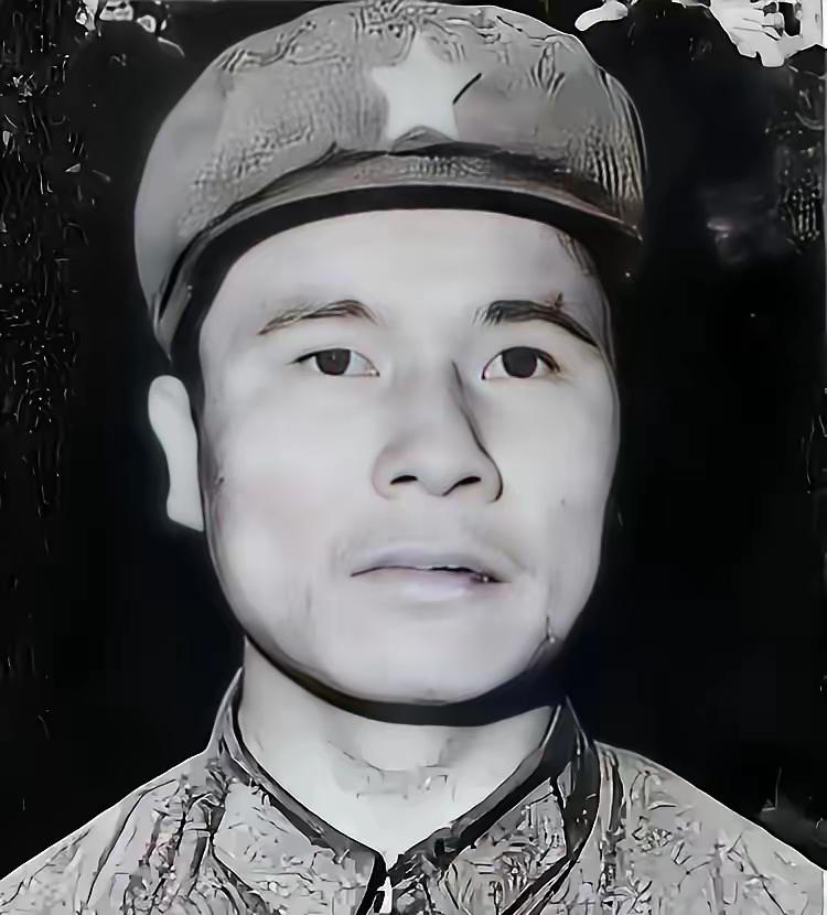 1979年2月17日，黄招强趴在焦土堆后，步枪只剩3发子弹，对面5个越军正猫着腰