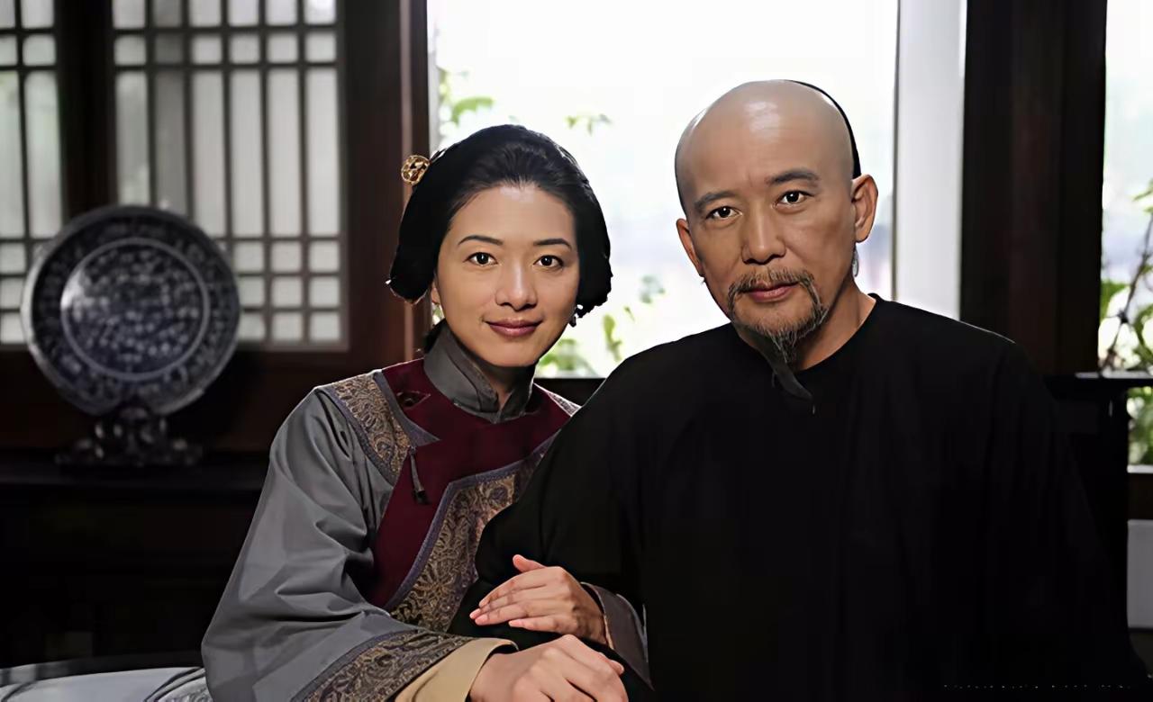 1641年，二十三岁的柳如是嫁给了五十九岁的钱谦益。新婚头晚，钱老头凑近问：“你