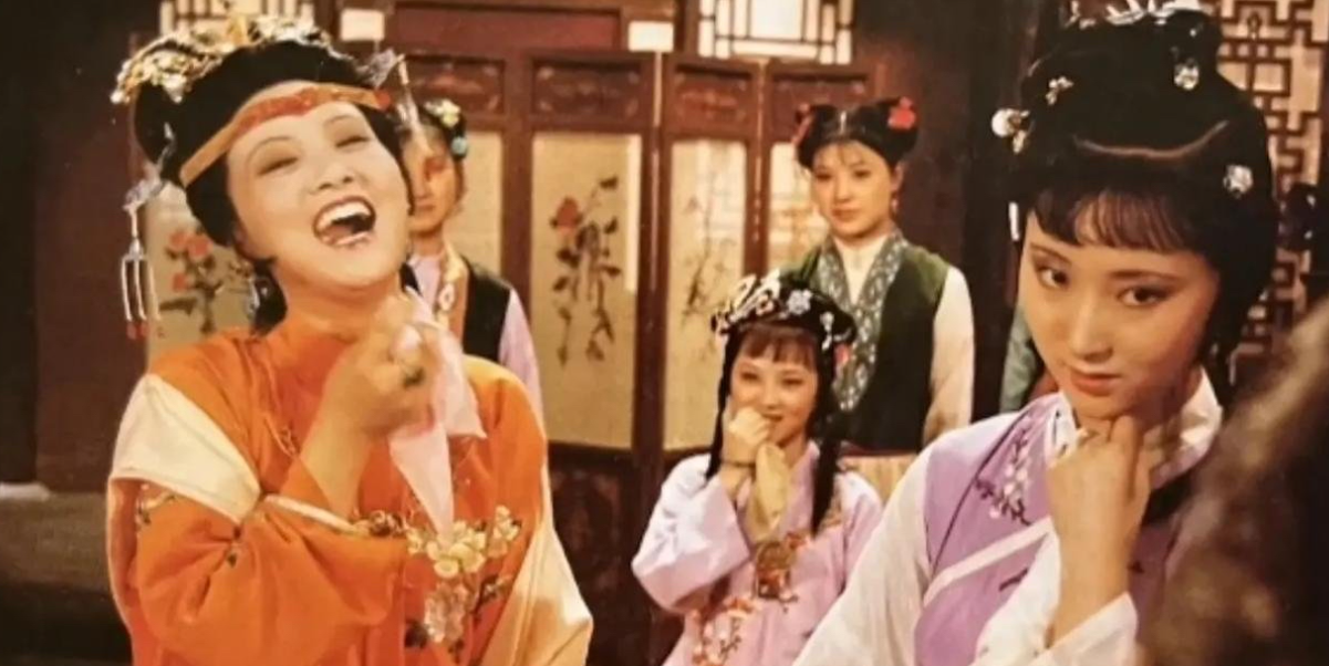 当年，<em>邓婕</em>踏入《红楼梦》剧组时，制片主任在火车站大声呼喊:“<em>邓婕</em>！谁是<em>邓婕</em>？然