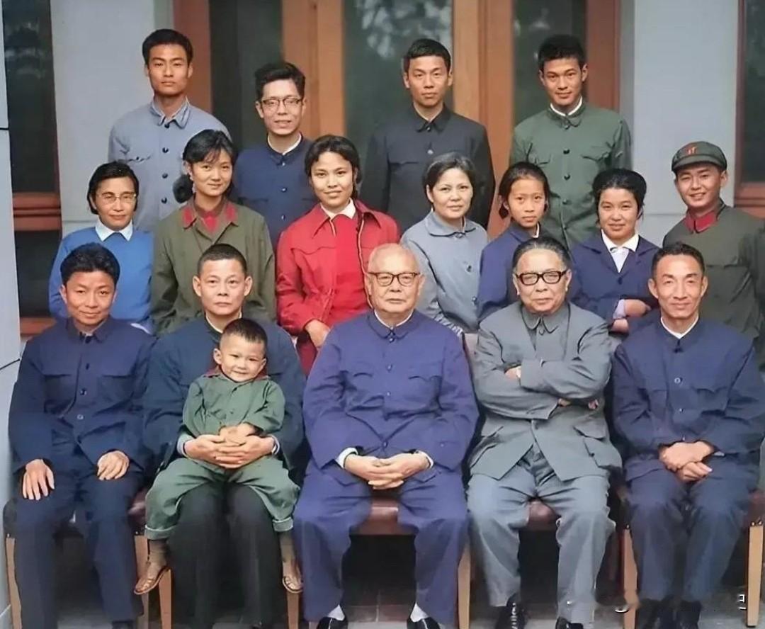 这张上世纪七十年代的全家福，定格了叶剑英元帅与家人的温馨瞬间，是珍贵的时代影像留