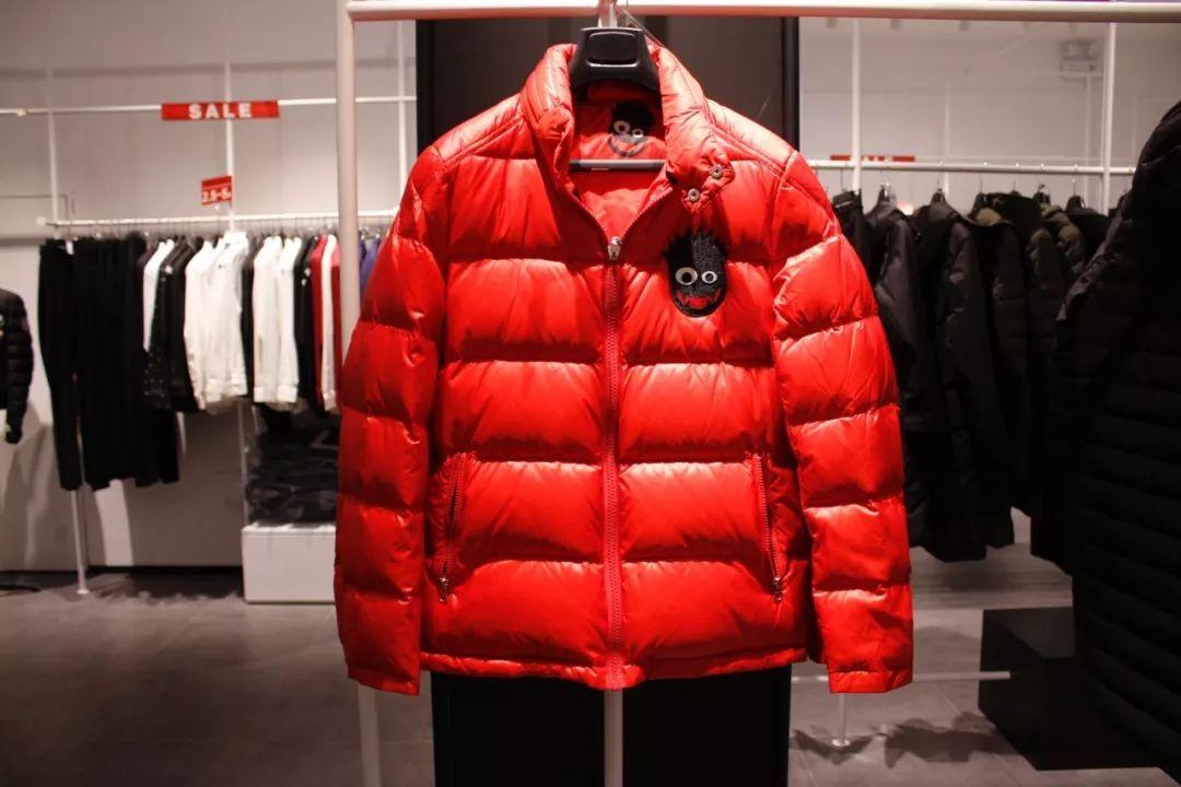 在寒冷的冬天，羽绒服是许多人保暖的首选。那么，如何挑选一件既舒适又能有效抵抗寒冷