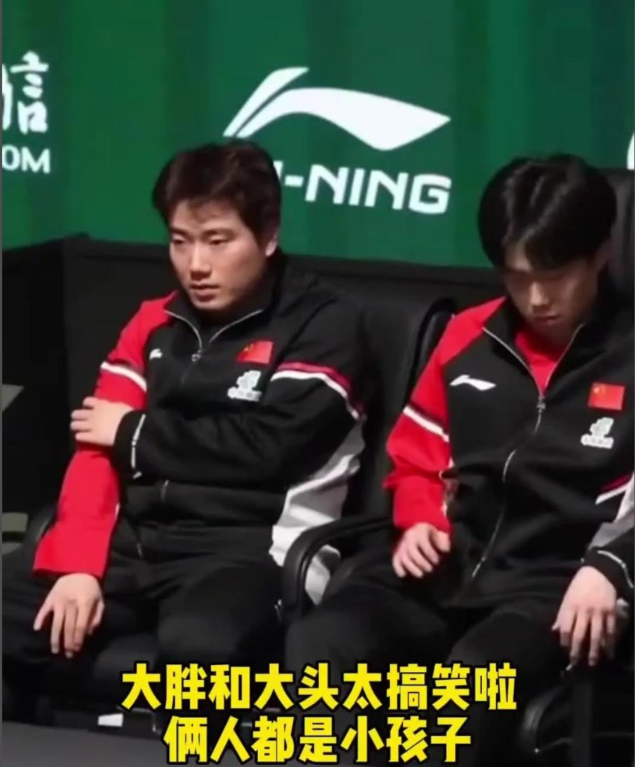 梁靖崑和王楚钦欠一块了，大头就不能让着点小甜。梁甜甜胳膊痒，王楚钦怕被传染了，