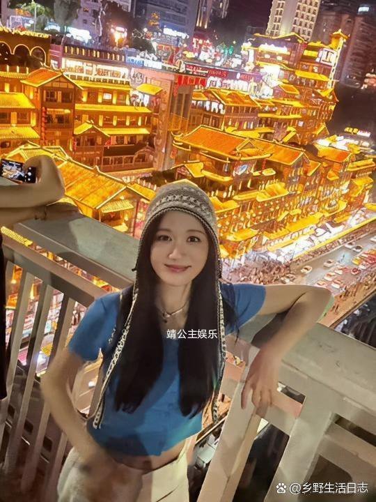 47岁陈乔恩，去重庆洪崖洞玩被人撞见。真人看着特别显小​