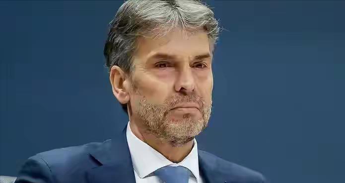 全世界都在看中国这次如何反制荷兰,因为荷兰的行为,就跟明抢是一样的。而荷兰扎根在