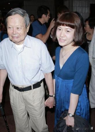 杨振宁第一次打破世俗桎梏是问鼎诺贝尔奖。35岁时，杨振宁与李政道提出“宇称不守