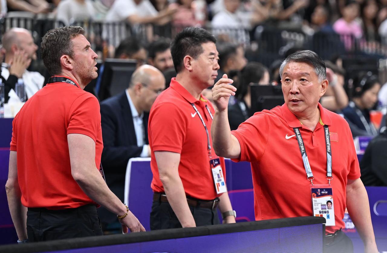 在中国篮协总结大会上，中国女篮领队柴文胜说：👇
