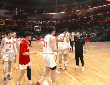 王思雨出手打得让南苏丹主帅卡里姆崩溃，一度情绪失控……但赛后，卡里姆与王思雨击掌