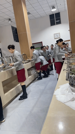 大家猜猜这些女人是空姐？还是酒店里的女服务员？反正看起来她们的发型和着装都差