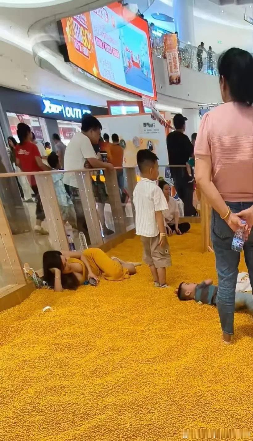真热闹啊，这就是商场的人气​​​