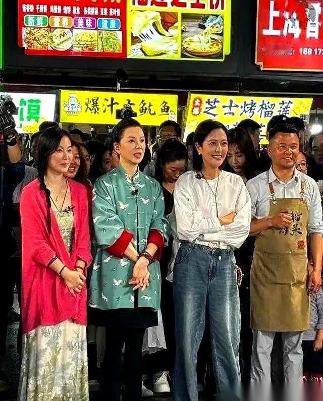 长沙四方坪，夜宵摊的塑料凳子上，坐着一个女人。她低着头，筷子在碗里慢慢搅动，旁
