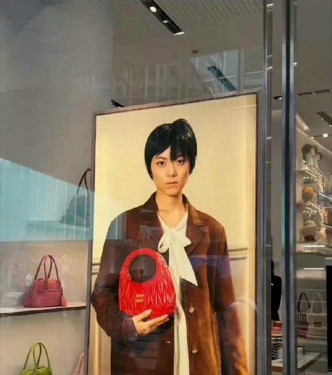 赵今麦要不是童星出道我觉得根本混不到现在这个程度。这张脸真的平平无奇还有一点