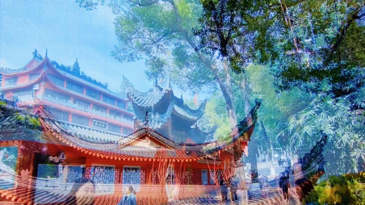 在重庆热闹的山城里，竟藏着这般清幽古寺🎋华严寺因古洞石髓滴落成花得名，依山傍水