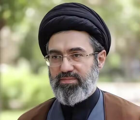 特朗普这局怕是真的骑虎难下了！当地时间4月24日，伊朗最高领袖穆杰塔巴·哈梅