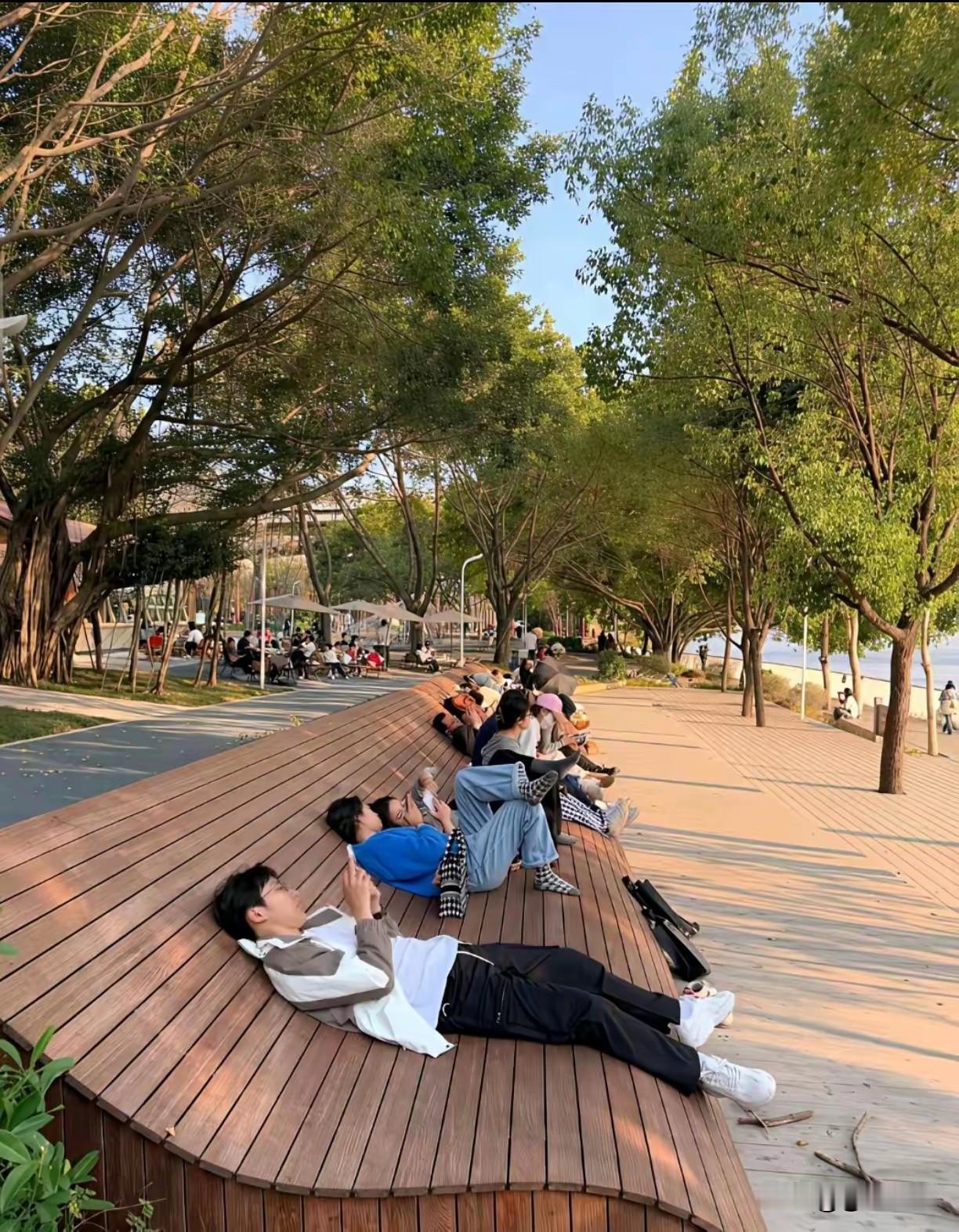 公园里，这个躺椅的设计，太人性化了，必须点赞[赞][赞][赞]如果每天能有人擦