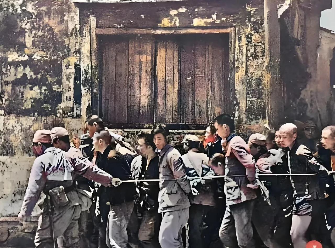 1937年，南京沦陷后，照片上是被日军俘虏的中国战俘，日本人将他们用麻绳反绑双手
