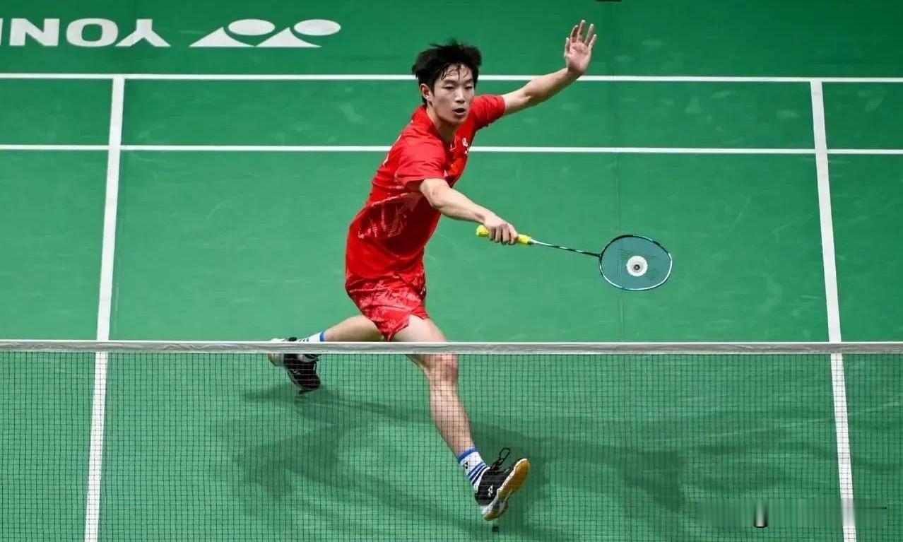 泰国羽毛球公开赛女单1/8决赛，​国羽女单唯一参赛选手韩千禧以21-12、10-