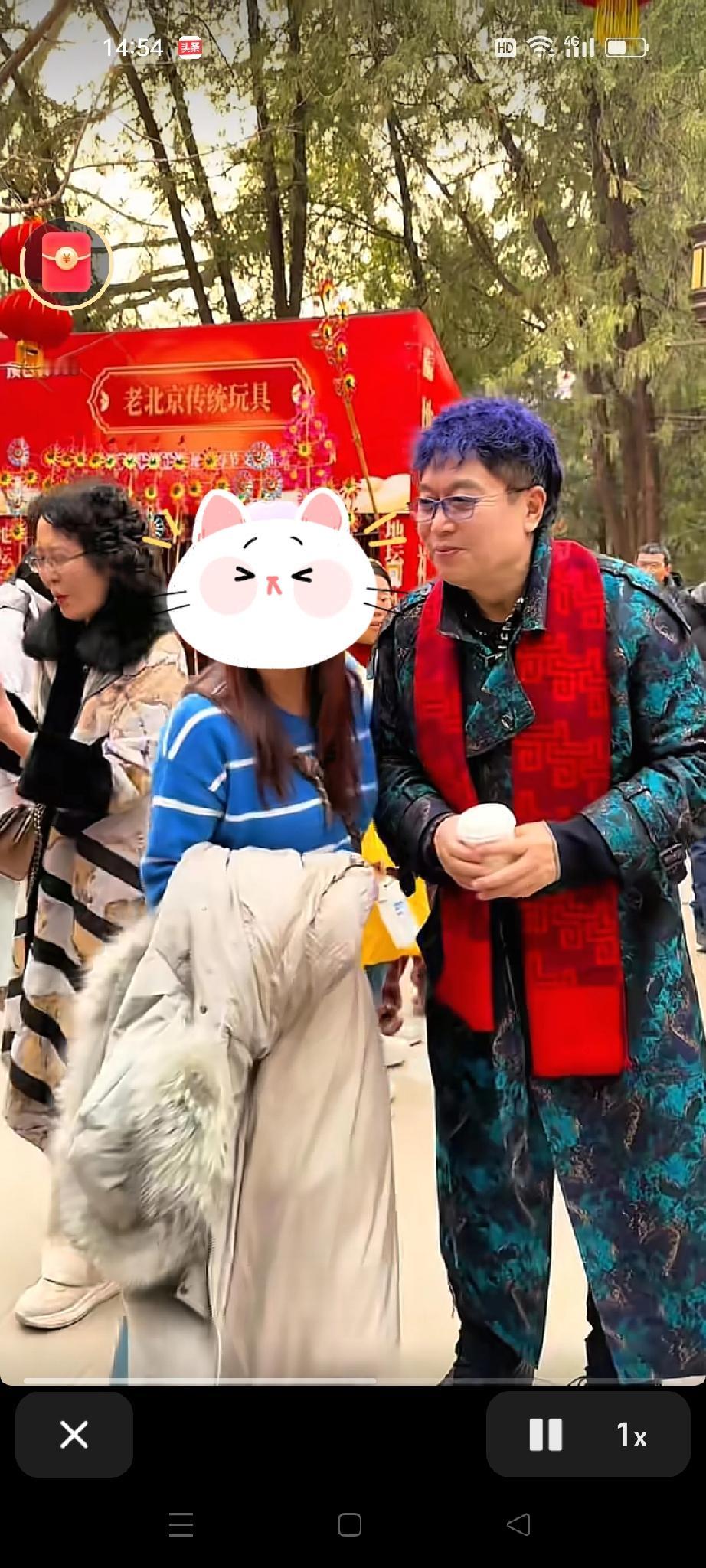 有网友在旅游途中遇见了主持人王为念老师，随即要求与王为念合影，王为念也是个很随和