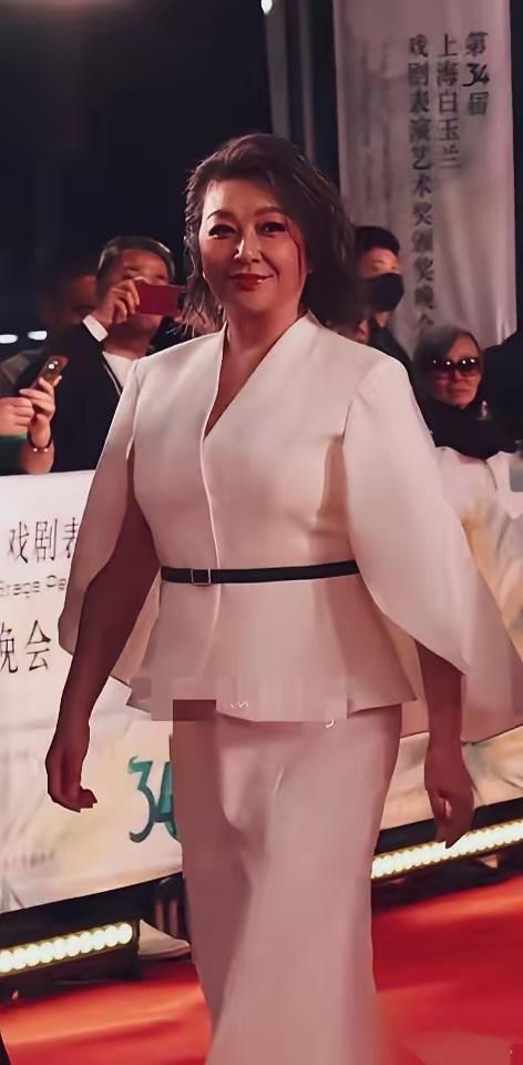 哇塞！天呐！女神怎么老成这个样子？老的认不出，再也不是年轻时候的模样，太残酷了！