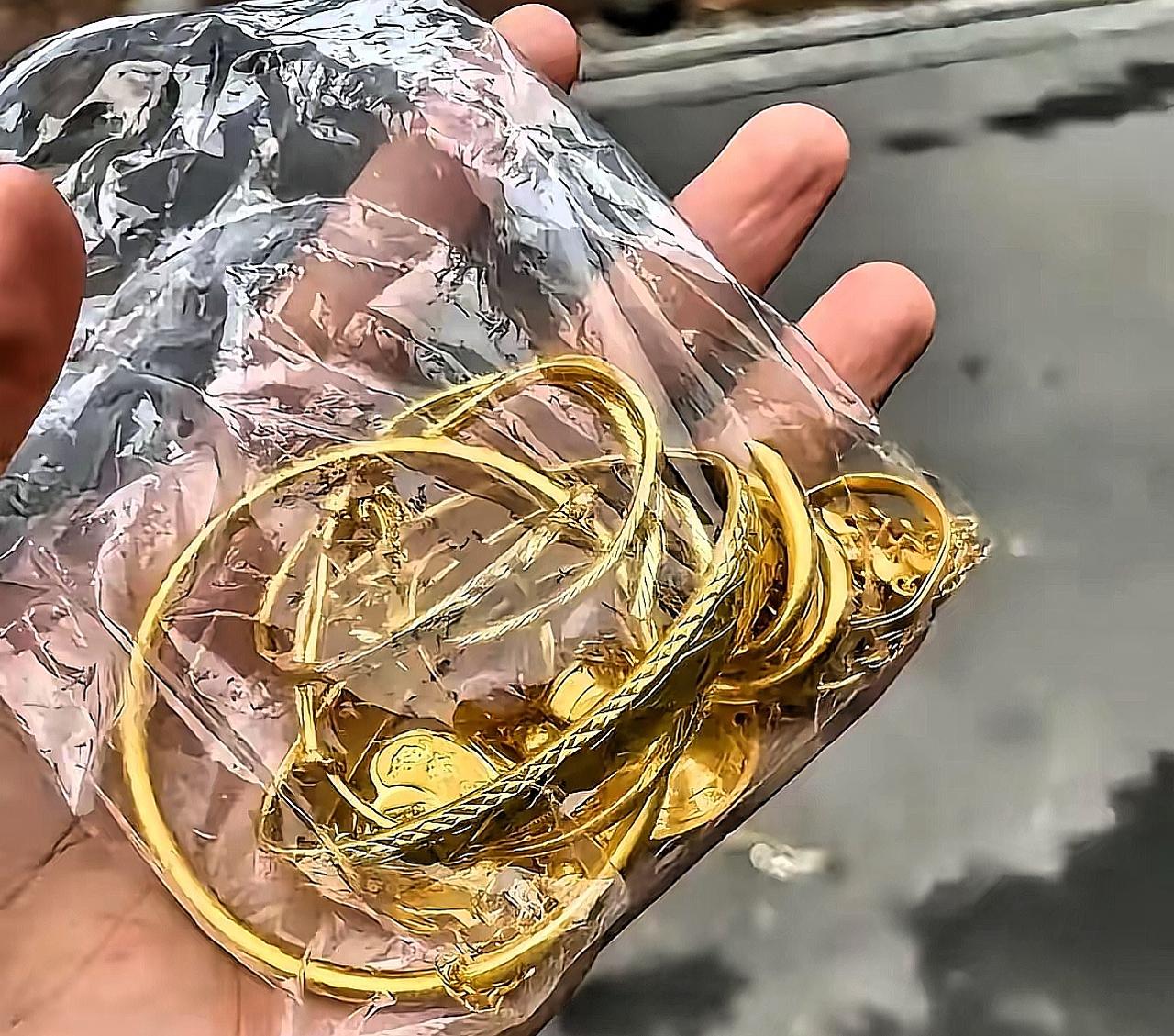 她想卖女儿嫁妆金换养老钱，跑了三家店都被拒！不是黄金不值钱，是她那650一克买的