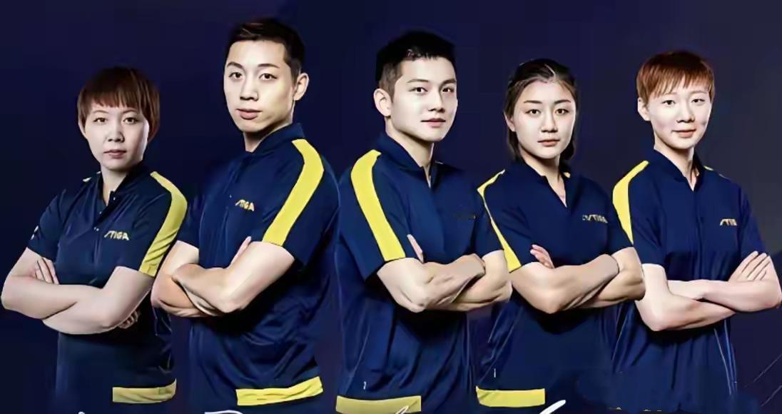 这张充满力量与美的照片中，竟然觉得樊振东与陈梦一样的细眉飞扬，一样的金相玉质，胳