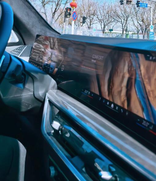 事实上豪车的价格卖得高也是有原因的，大家仔细看这台宝马X7，细节豪华感的营造是非