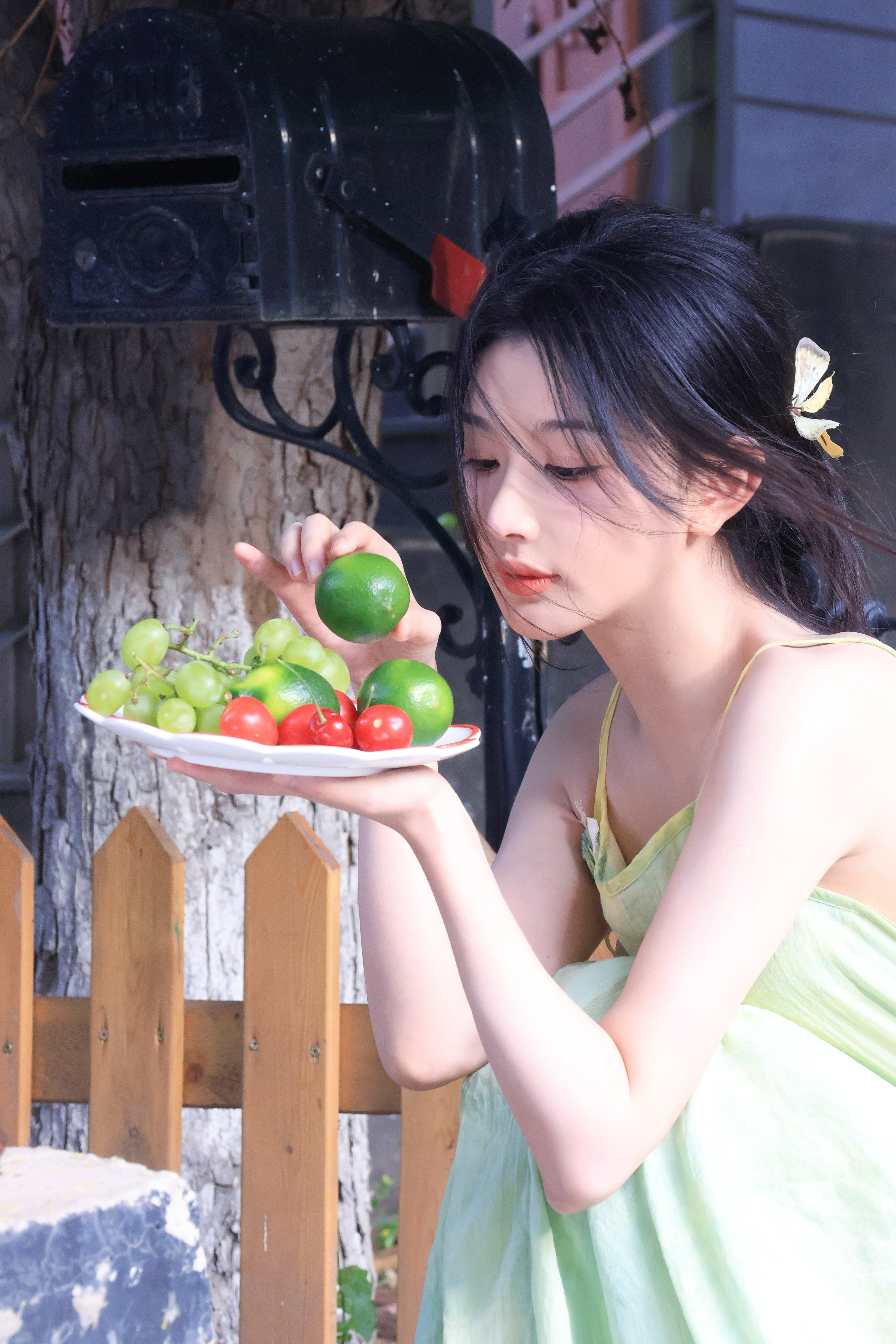 孔雪儿绿色吊带裙：听夏末蝉鸣，观秋初叶落​​​
