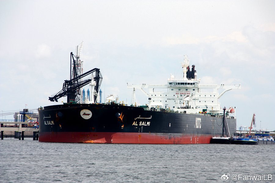 阿媒，科威特石油公司称，昨晚，一艘悬挂科威特国旗的原油超级油轮“萨尔米”号（M/