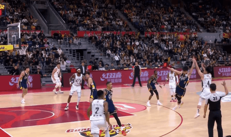 好的不学学这个！三分只这么投的么？在今天CBA常规赛广东对阵南京的第二节比赛中