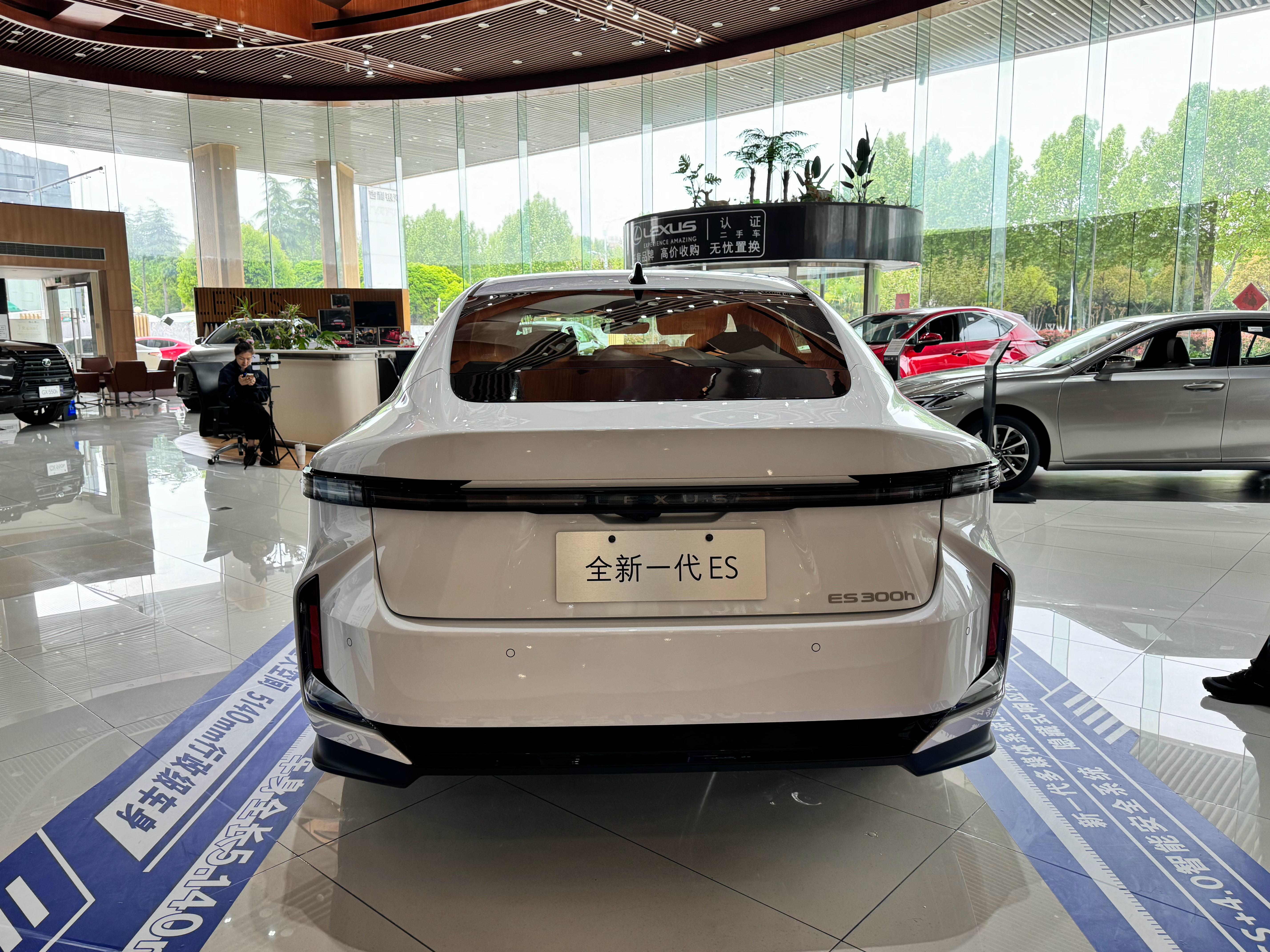 雷克萨斯全新ES300！无论从外观设计尺寸还是内饰风格均有了大的改动！首先是外观